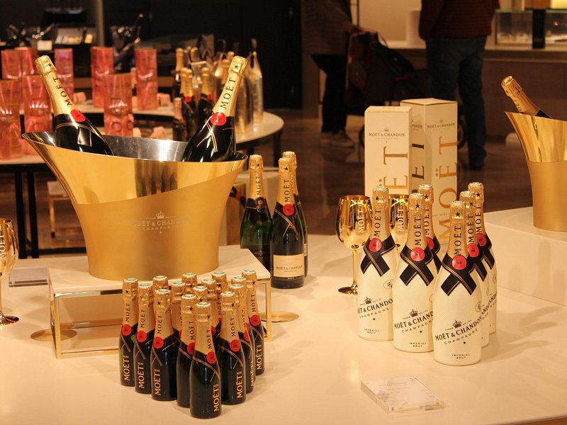Moet & Hautvillers & Your Choice – Custom Planned & Private Car