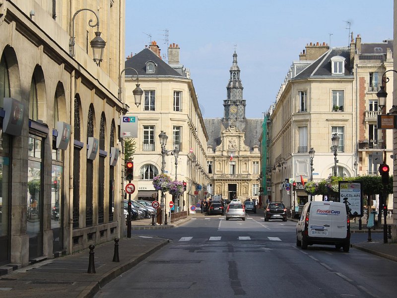 Private 3-hour Walking Tour of Reims with official tour guide