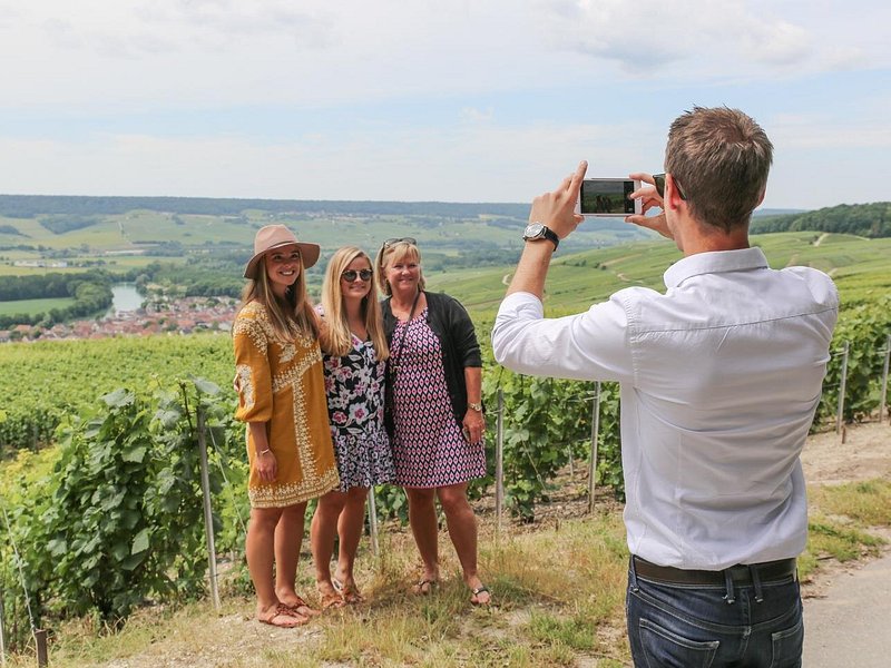 Small Group – Half Day Champagne Tour – Visit of 2 Small Producers/Growers