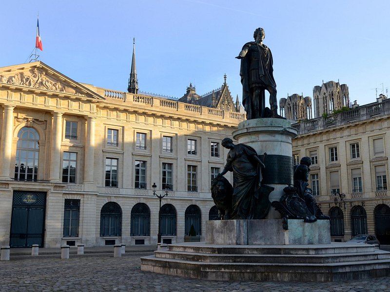 Discovery walk of Reims and Champagne tasting